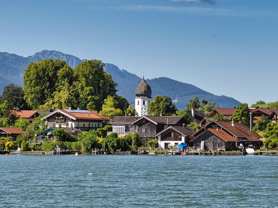 Blick vom Chiemsee auf die Fraueninsel im Sommer