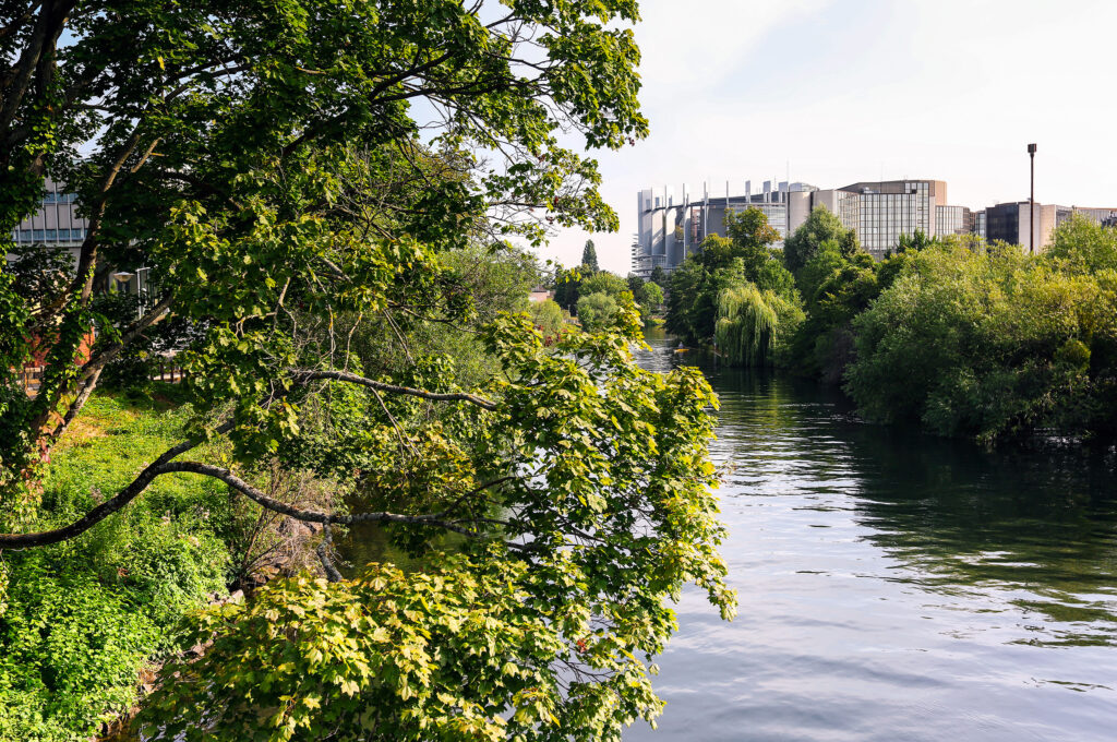 Plenargebäude in Strassbourg vom Fluss aus