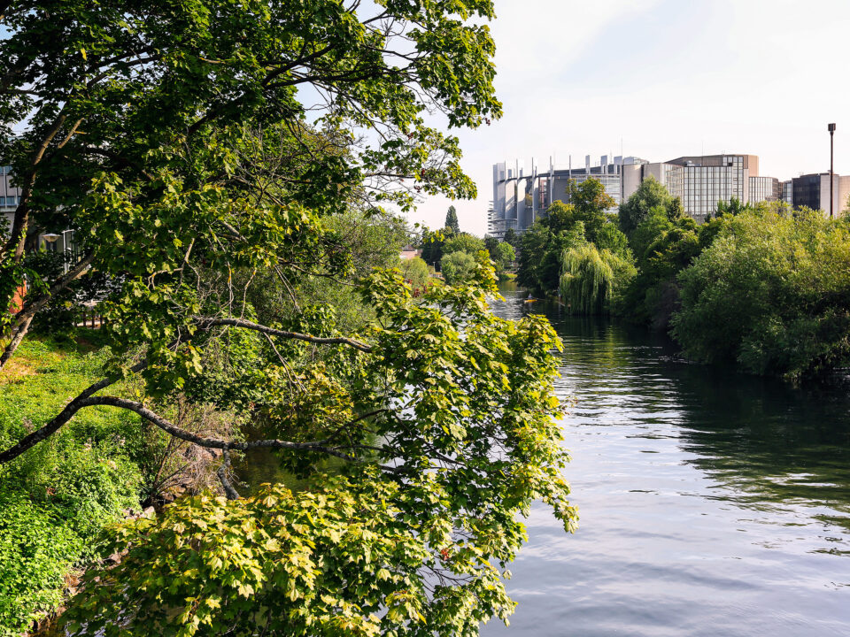 Plenargebäude in Strassbourg vom Fluss aus