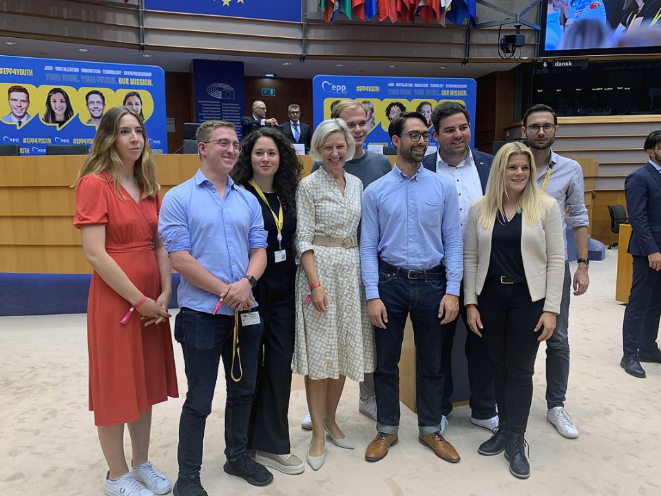Angelika Niebler und Besucher aus der Jungen Union Oberbayern