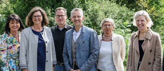 Gruppenbild mit Angelika Nielber, Ilse Aigner, Walentina Dahms, Thomas Huber u.a.