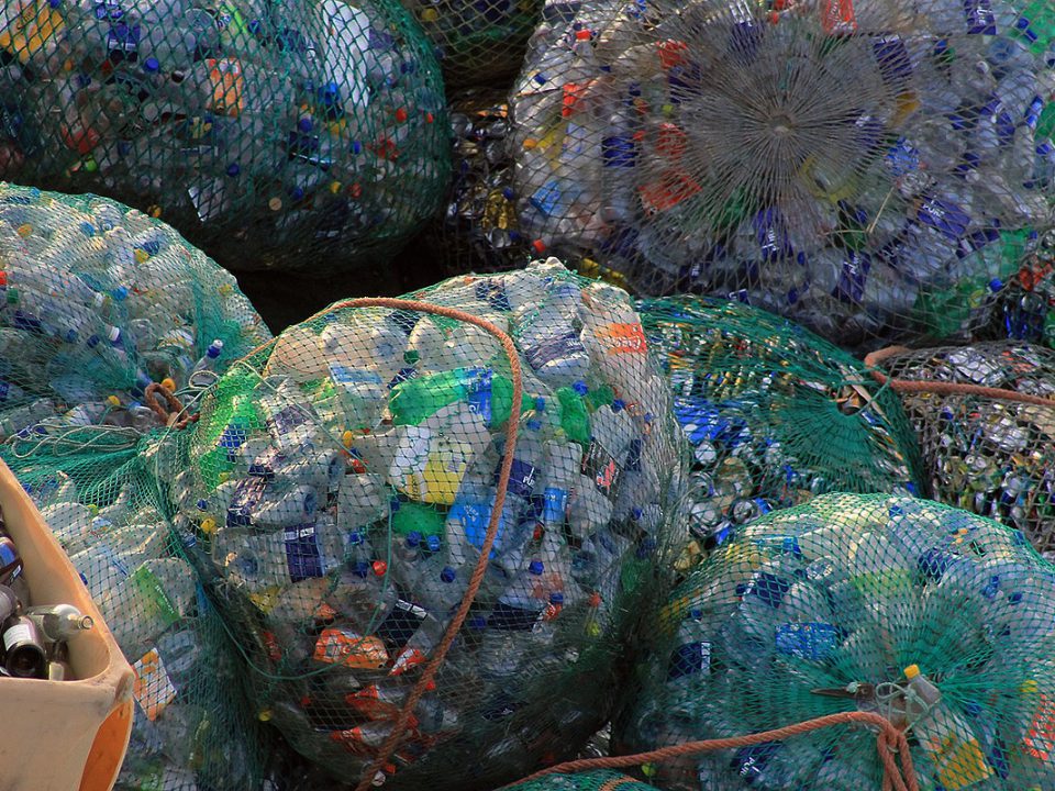 Säcke voller Plastikflaschen, Dosen etc.