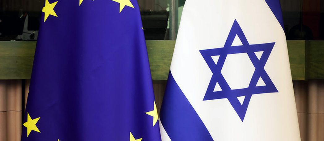 v.l.n.r. EU- und Israelische Fahne nebeneinander
