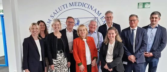 Gruppenbild mit Angelika Niebler im Mammendorfer Institut für Physik und Medizin GmbH
