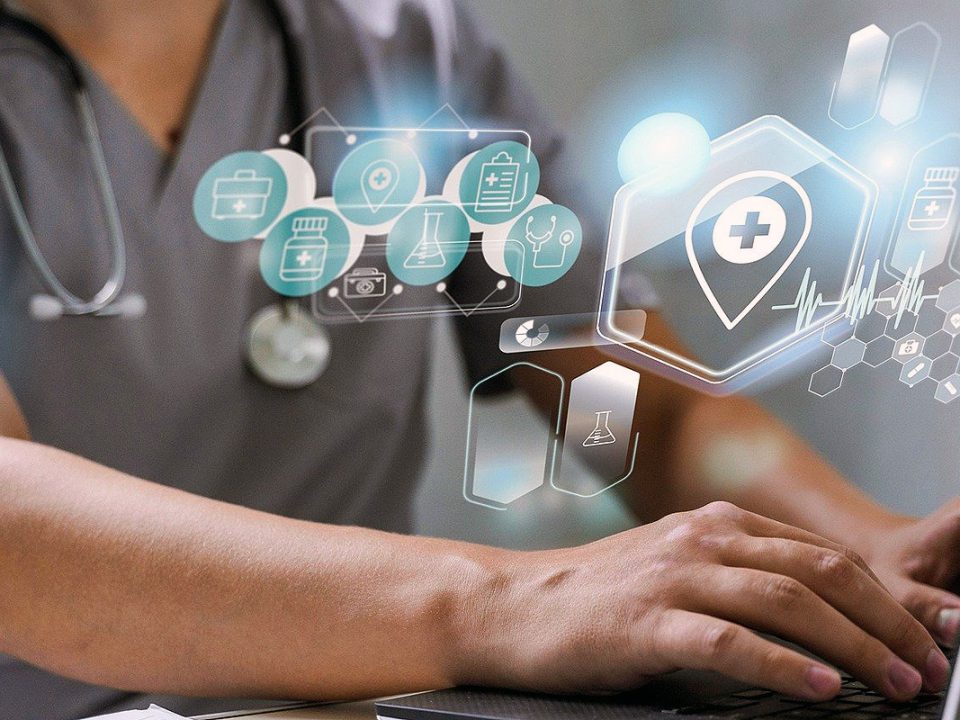 Arzt sitzt vor einem Laptop, ins Bild eingefügt sind transparente digitale Arzt-Icons