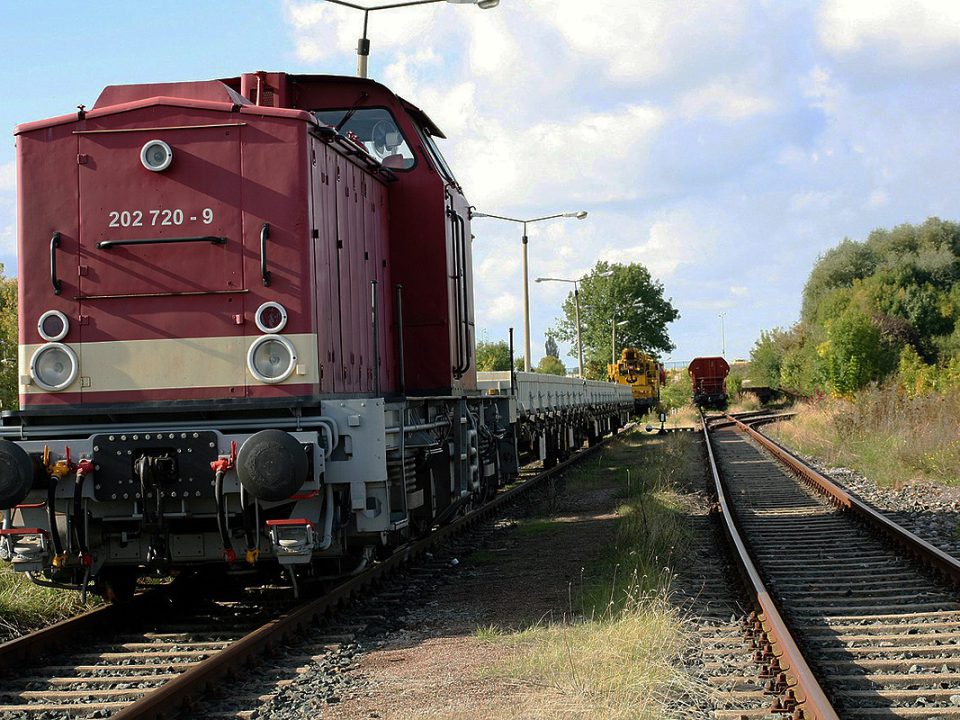 Zwei Gleise mit Güterzügen
