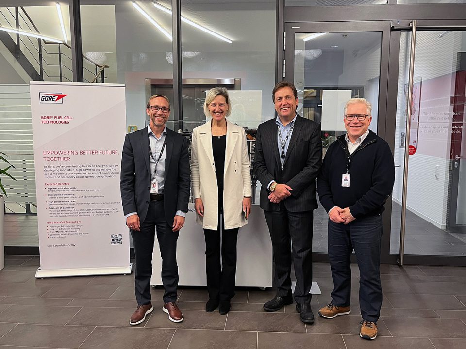 v.l.n.r. Bret Snyder, Frau Niebler, Steve Moule (COO von W. L. Gore & Associates) und Michael Hullik (Geschäftsführer der W. L. Gore & Associates GmbH)