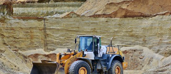 Bagger steht in Grube zum Abbau