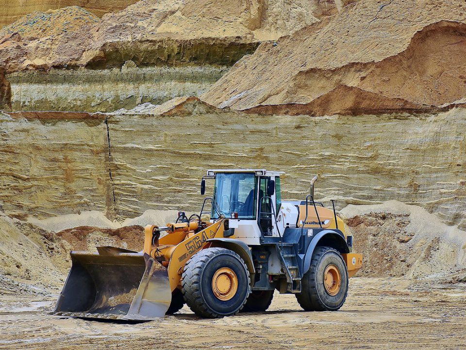 Bagger in der Grube beim Abbau