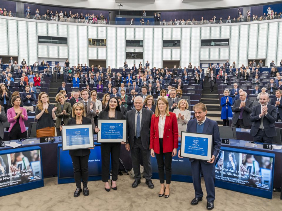 Preisträger des Sacharovpreises im Plenarsaal - dahinter applaudierende Menschen