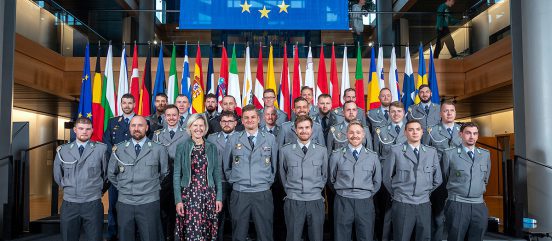 Gruppenbild Gebirgsjäger im EU Parlament