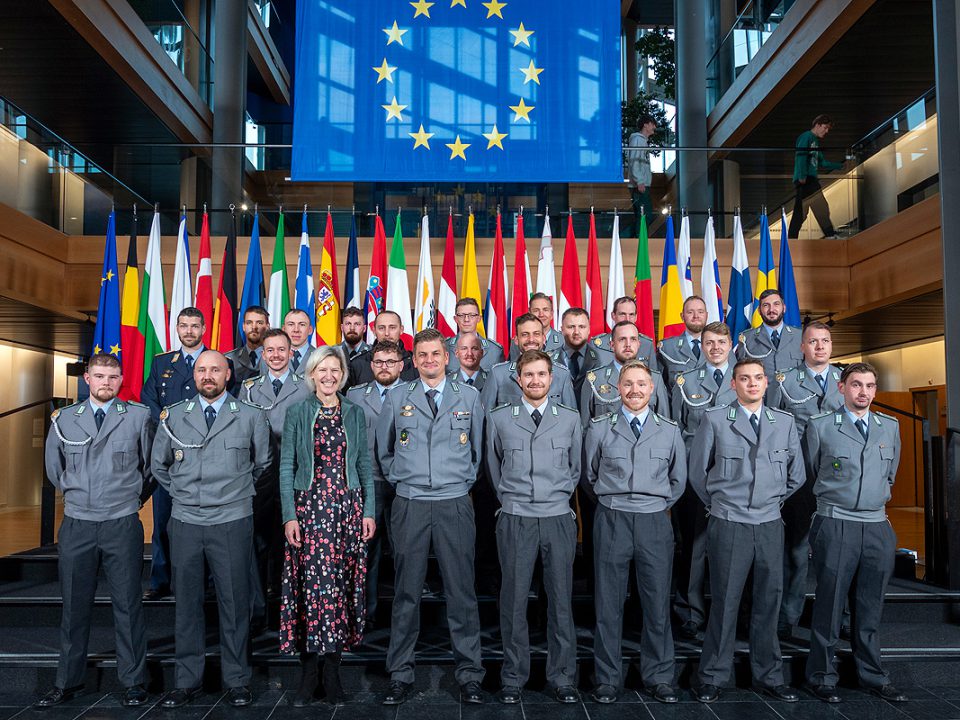 Gruppenbild mit den Gebirgsjägern vor den Fahnen aller Länder der EU
