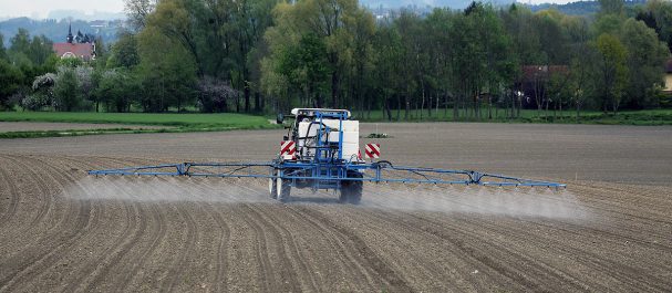 Traktor düngt Acker