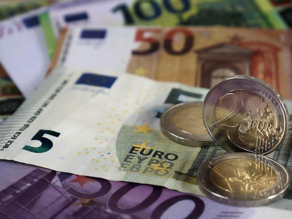 Geld - Euroscheine wie 5, 500, 50 und 100 und 3 Zwei-Euromünzen
