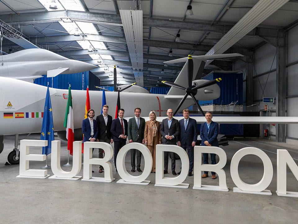 Gruppenbild mit Angelika Niebler bei Airbus