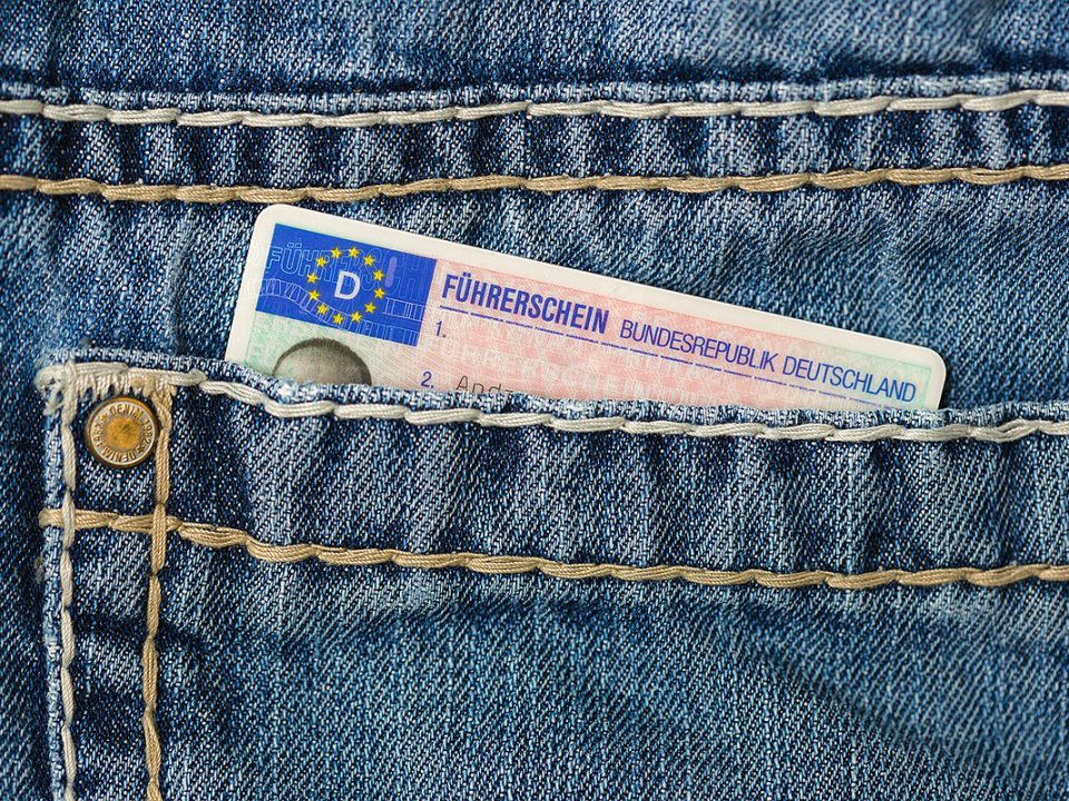 Führerschein schaut aus Jeans-Tasche raus