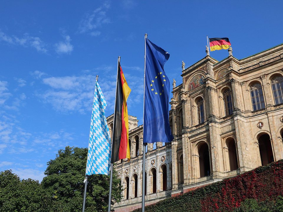 Flaggen der EU, Deutschland und Bayern vor dem Bayerischen Landtag