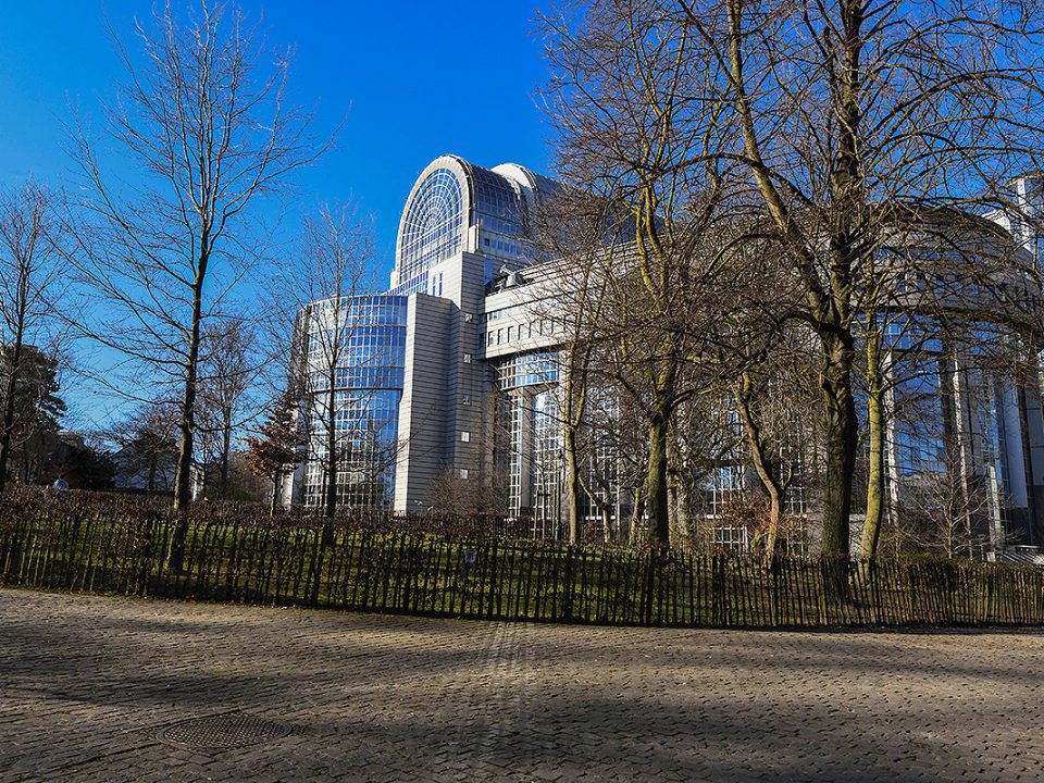 Parlamentsgebäude in Brüssel mit Bäumen davor