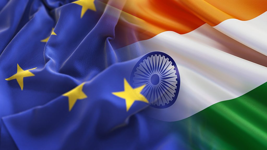 Die Flaggen der EU und von Indien ineinander verschmolzen