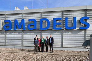 Gruppenbild mit Angelika, im Hintergrund Logo Fa. amadeus