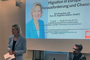 Angelika bei einem Vortrag in Garmisch-Partenkirchen