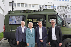 Gruppenbild mit Angelika vor einem Helikopter bei der Fa. Hensoldt