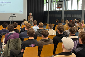 Angelika vor Schülern des Wittelsbacher Gymnasiums
