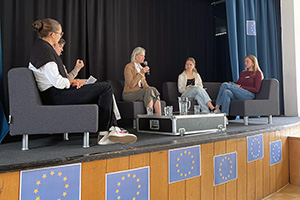 Angelika auf einer Bühne im Rainer Maria Rilke Gymnasium