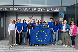 Angelika mit Schülern des Korbinian-Aigner-Gymnasiums eine EU-Flagge haltend