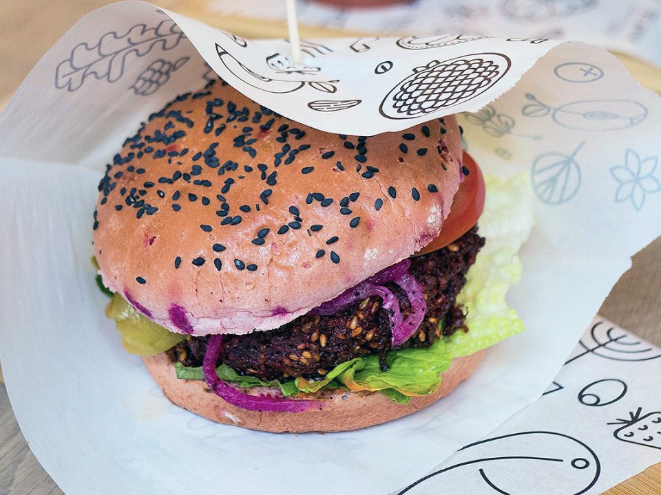 Groaufnahme eines Rote-Beete-Burger