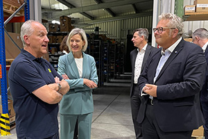 Angelika Niebler, Alexander Dorow mit Mitarbeitern des Unternehmens Vollenda