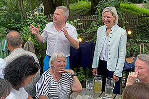 2025-08-27_OBB_MucL_CSUGarchingBiergartengespraech_03_copyLMittelstaedt Thomas Lemke und Angelika Niebler