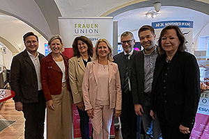 2025-10-11_OBB_FS_MoosburgFU_08_copyLMittelstaedt Gruppenbild Angelika mit der Frauen-Union Moosburg