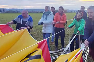 2025-10-28_OBB_BY_Ballonfahrt_fb Angelika Niebler und andere bei der Vorbereitung zur Ballonfahrt