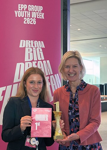 Maya Upmann mit Angelika Niebler