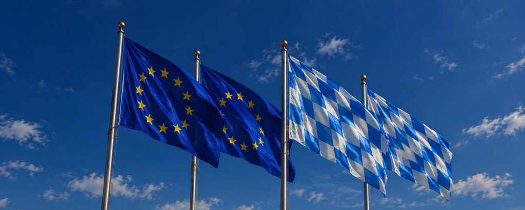 EU-Flaggen und Bayerische Flaggen