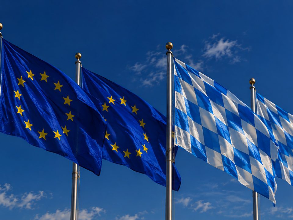 EU-Flaggen und Bayerische Flaggen